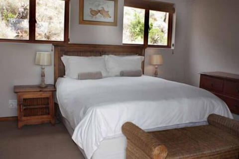 Premium bedding, desk, free WiFi