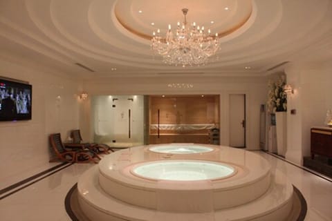 Body treatments, massage/treatment rooms