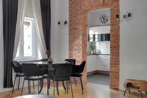 Deluxe Apartment, 1 Bedroom, City View, Beachside | Dining