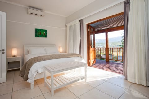 DeLuxe Queen | Premium bedding, in-room safe, individually decorated, desk