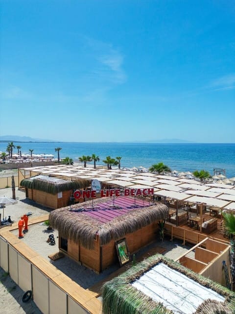 Private beach, white sand, beach bar