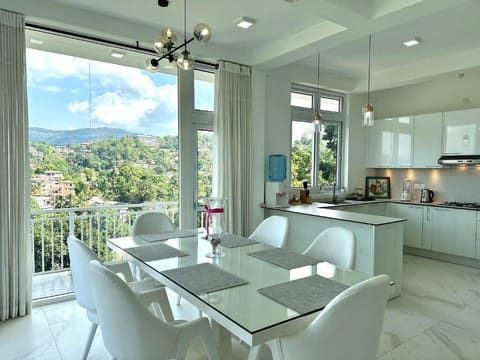 Deluxe Double Room, Balcony, Mountain View | Dining
