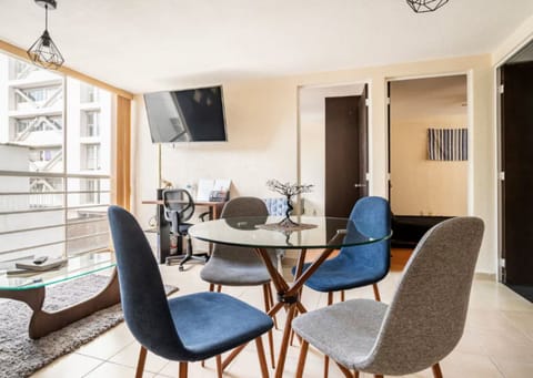 Family Apartment, City View | Dining