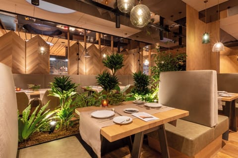 4 restaurants; lunch and dinner served