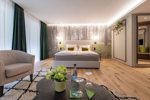 Deluxe Suite | Premium bedding, minibar, in-room safe, blackout drapes