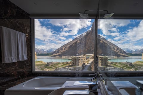 Executive Double Room, Balcony, Lake View | Interior