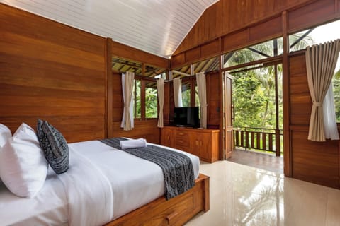 Signature Cabin, Hill View | Desk, laptop workspace, iron/ironing board, free WiFi