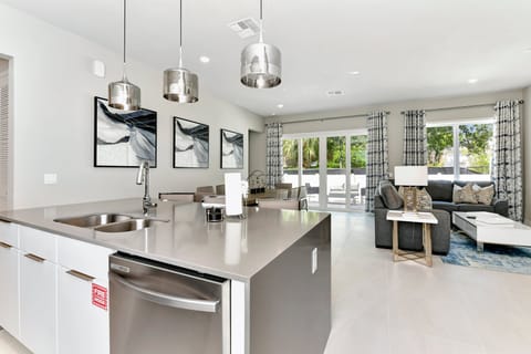 Apartment, Multiple Beds, City View (REU117-7770-138-4-G) | Interior