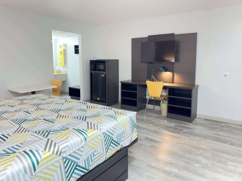 Blackout drapes, free WiFi, bed sheets