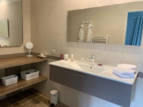 Combined shower/tub, free toiletries, hair dryer, towels