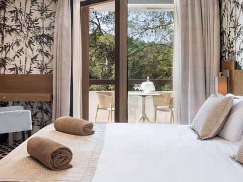 Minibar, in-room safe, desk, laptop workspace