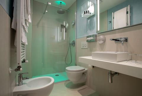 Superior Double or Twin Room | Bathroom | Shower, free toiletries, hair dryer, towels