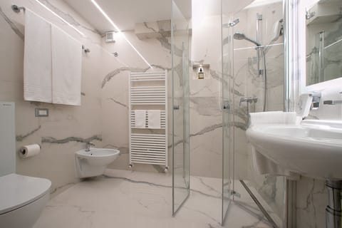 Superior Double or Twin Room | Bathroom | Shower, free toiletries, hair dryer, towels