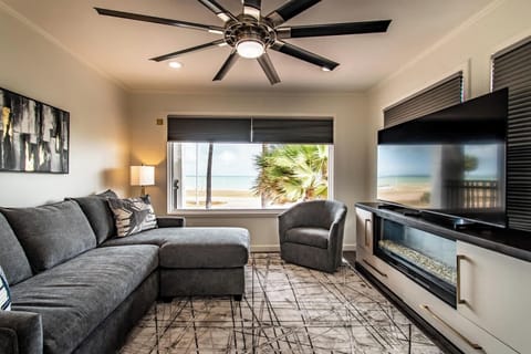 House, Multiple Beds, Pool Access, Ocean View (5249 Ocean) | Living area