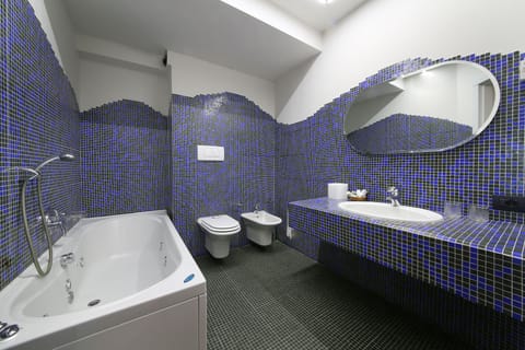 Family Room, Lake View, Lakeside | Bathroom | Shower, rainfall showerhead, free toiletries, hair dryer