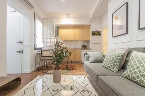 Deluxe Apartment | Living area | 32-inch flat-screen TV with cable channels