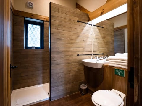 Woodland Lodge | Bathroom shower
