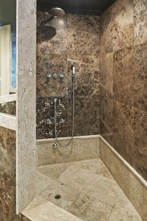 Standard Suite | Bathroom | Free toiletries, hair dryer, bathrobes, towels