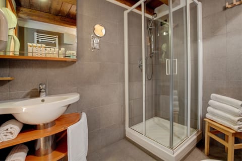 Quadruple Room | Bathroom | Free toiletries, hair dryer, bathrobes, bidet