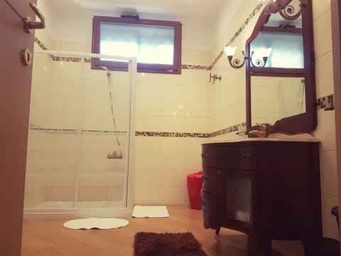 Shower, free toiletries, hair dryer, bidet