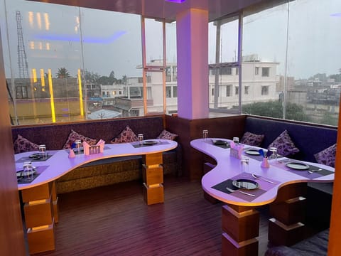 Deluxe Room, City View | Dining