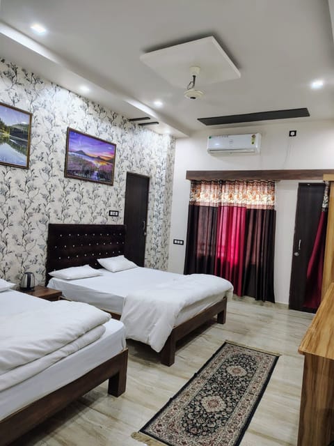 Triple Room, City View | Desk, free WiFi