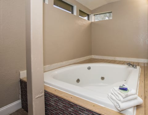 Deluxe Suite, 1 King Bed, Non Smoking | Jetted tub