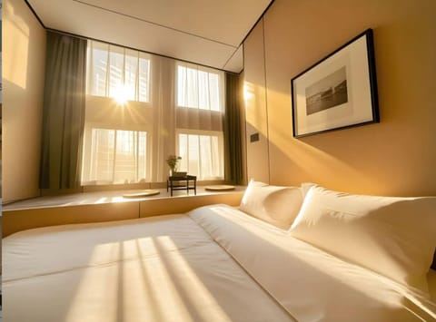 Elegant Queen Room | Free WiFi