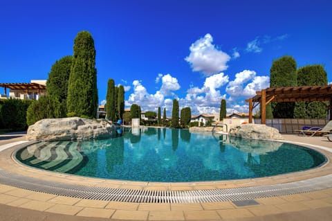2 outdoor pools