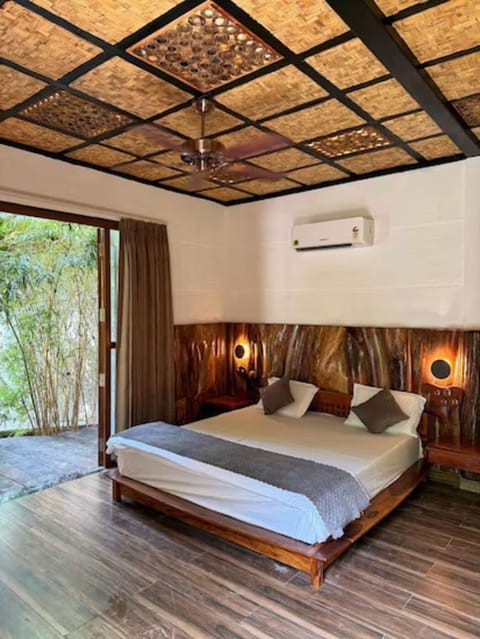 Cabana Pool View Haven | Desk, free WiFi