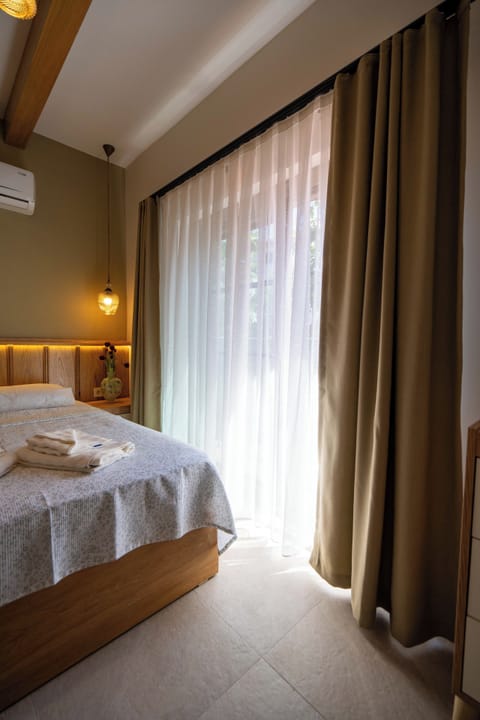 Room, Courtyard View | Desk, laptop workspace, blackout drapes, iron/ironing board
