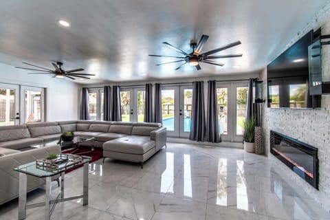 House, Multiple Beds, Pool Access, Pool View (5705 Ocean Drive) | Living area