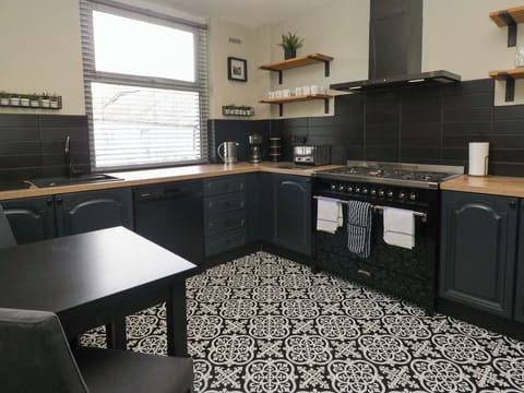 Dishwasher, cookware/dishes/utensils