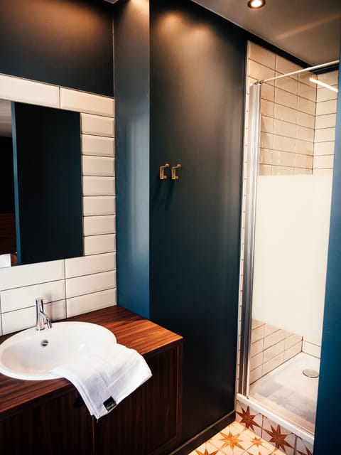 Design Triple Room | Bathroom | Shower, rainfall showerhead, free toiletries, hair dryer