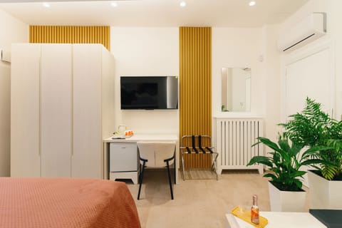 Minibar, in-room safe, blackout drapes, WiFi (free)