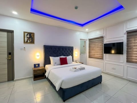 Executive Suite, Non Smoking | Desk, laptop workspace, WiFi (free)