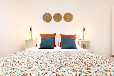 Deluxe Apartment | Down comforters, WiFi (free), bed sheets