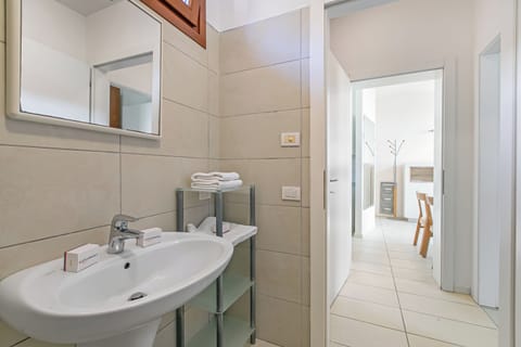 Family Apartment, 1 Bedroom, Balcony (Garda Therme Apartment with Balcony &) | Bathroom