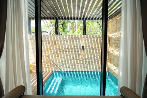 Glass Studio w/ Pool (King / Twin Bed) | Free WiFi
