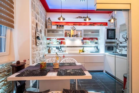 Apartment (A1) | Private kitchen | Fridge, microwave, oven, stovetop
