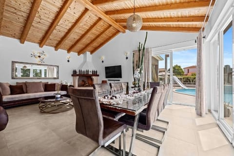 Villa | Living room | Fireplace, Netflix, streaming services