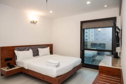 In-room safe, desk, WiFi (free)