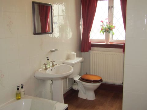 Family Room with 4 Poster Bed, sleeps 3 | Bathroom | Hair dryer, towels, soap, shampoo