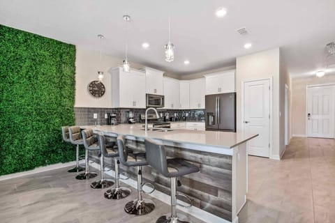 House, Multiple Beds, Pool View (2901FS-SVH) | Private kitchen