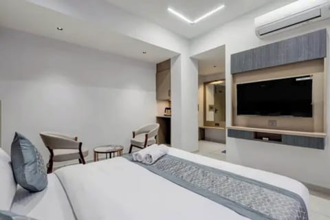 Egyptian cotton sheets, premium bedding, in-room safe, desk