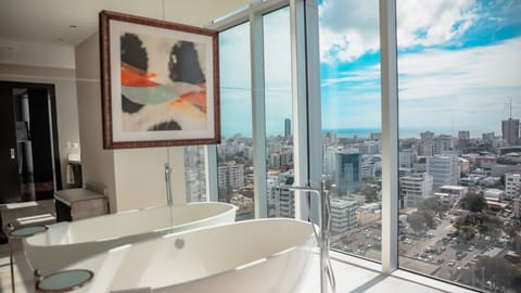 Separate tub and shower, deep soaking tub, rainfall showerhead