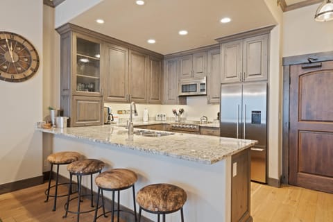 Condo, 1 King Bed (Borders Lodge L107 2BD Beaver Creek S) | Private kitchen