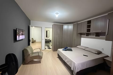 Suite | Blackout drapes, iron/ironing board, free WiFi