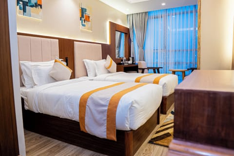 Deluxe Twin Room | In-room safe, desk, laptop workspace, soundproofing