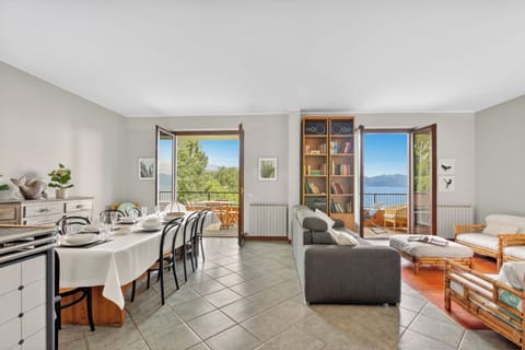 Family Apartment, 2 Bedrooms, 2 Bathrooms, Mountainside (Riflessi Di Luce: Lake Maggiore View) | Interior